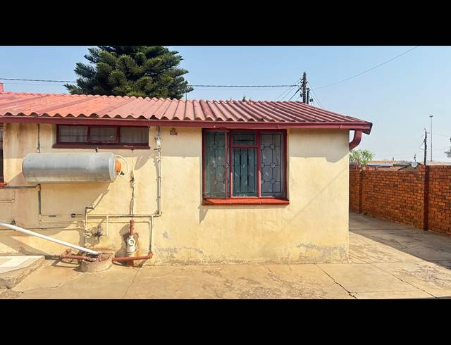 2 BEDROOM HOUSE FOR SALE IN MABOPANE  UNIT B